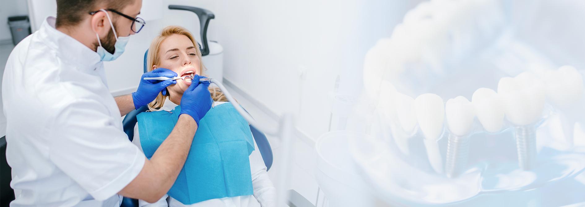 Dentysta oglądający stan uzębienia
